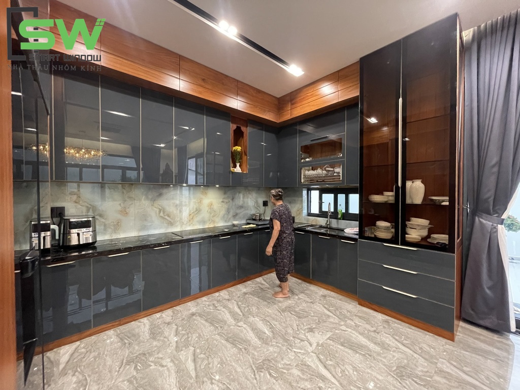 Vậy nên sử dụng tủ bếp nhôm kính hãy tủ bếp gỗ?