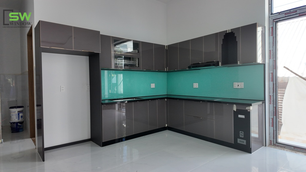 Tủ bếp nhôm cánh kính màu xám khói