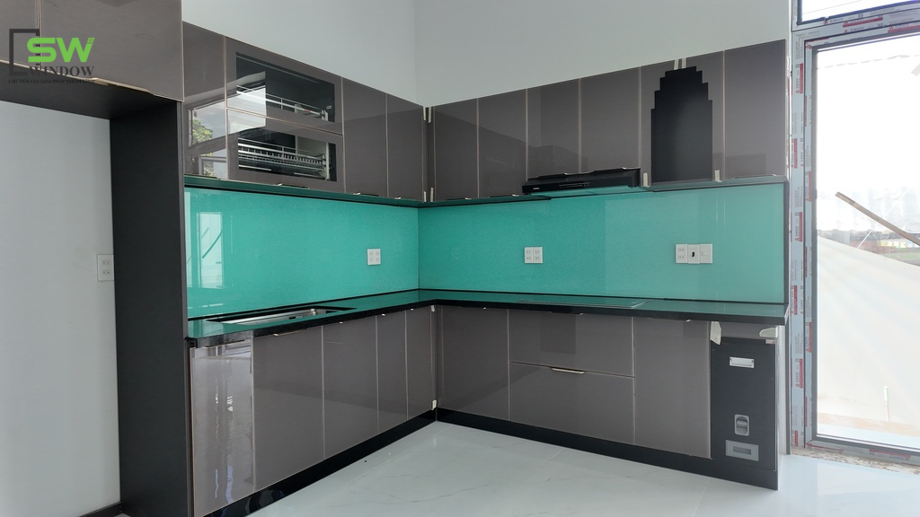 Tủ bếp nhôm cánh kính màu xám khói
