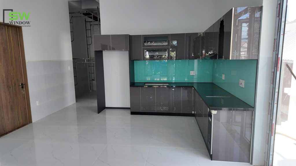 Tủ bếp nhôm cánh kính màu xám khói