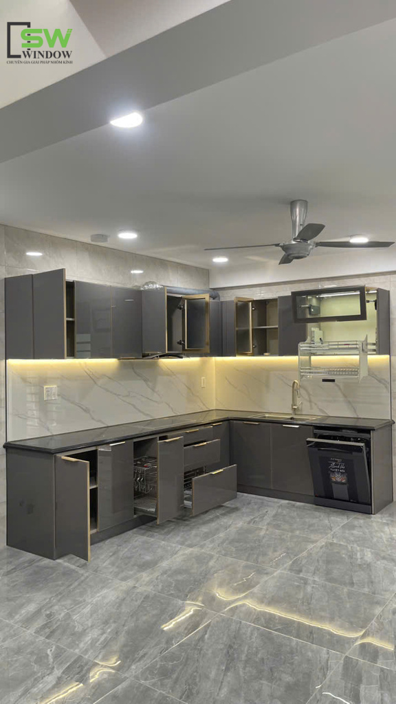 tủ bếp nhôm tấm cánh kính
