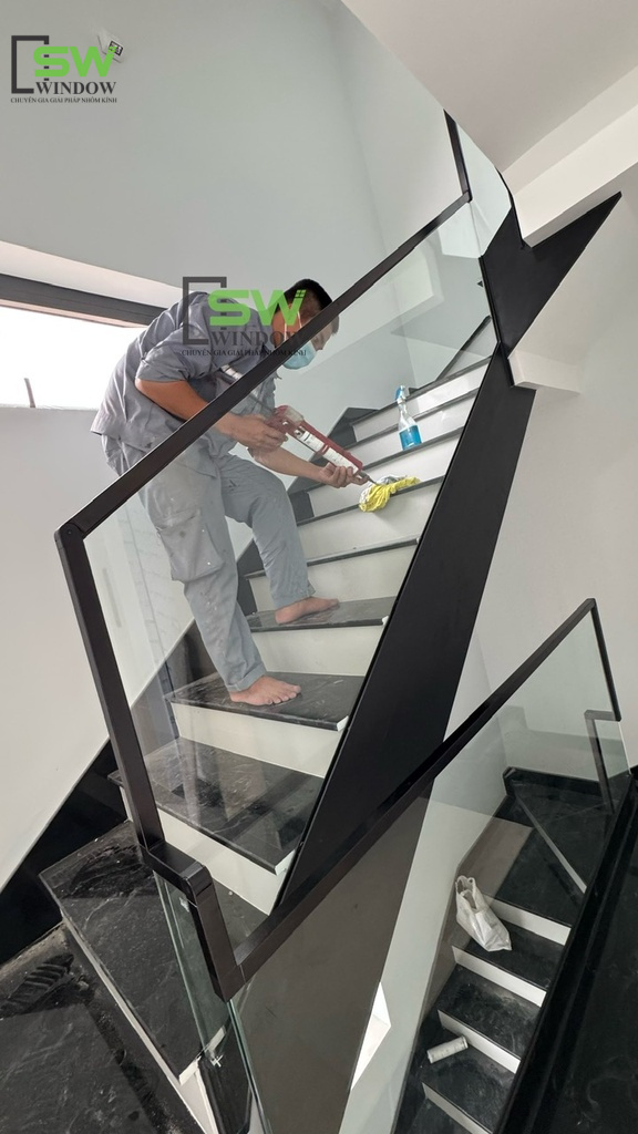 cầu thang kính tay vịn nhôm