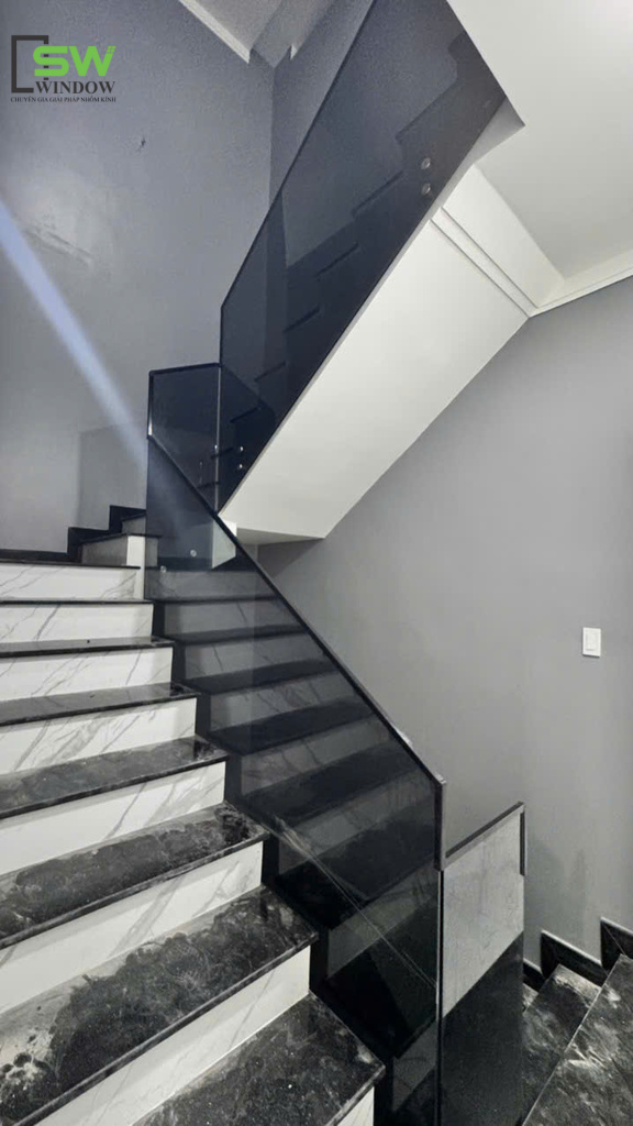 cầu thang kính cục sạc tay vịn nhôm