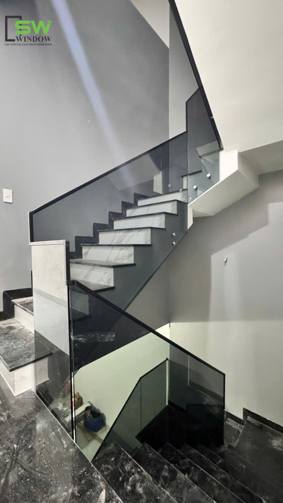 cầu thang kính cục sạc tay vịn nhôm