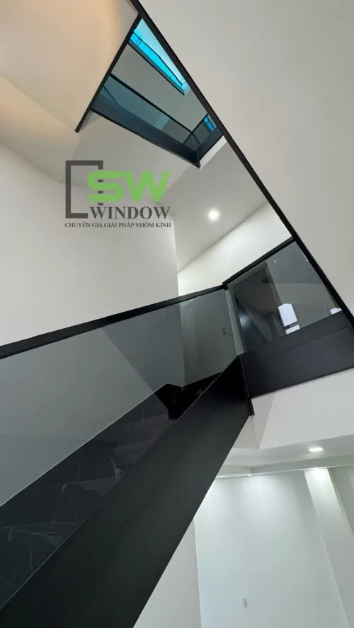 Cấu tạo chi tiết cầu thang kính cường lực xám khói máng nhôm tay vịn nhôm 