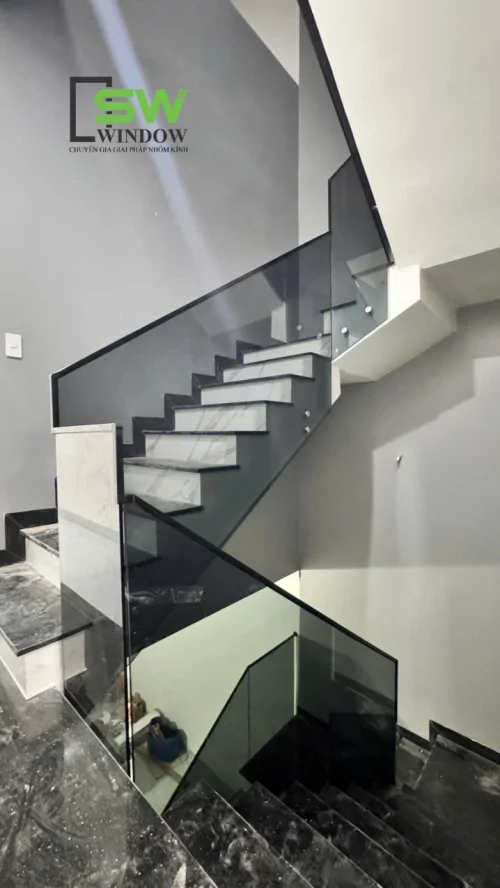Cầu Thang Kính Cục Sạc Là Gì? Ưu Điểm &amp;amp; Báo Giá Mới Nhất