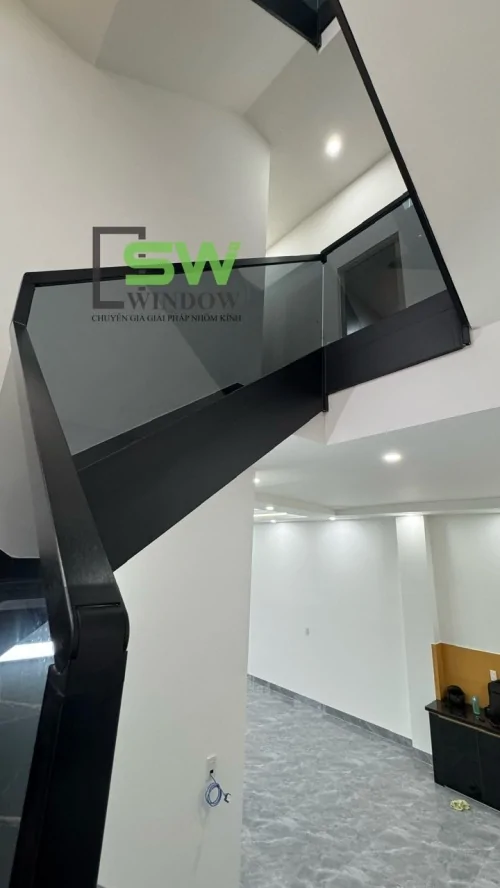 CẦU THANG KÍNH TAY VỊN NHÔM – GIẢI PHÁP HIỆN ĐẠI THAY THẾ TAY VỊN GỖ VÀ INOX