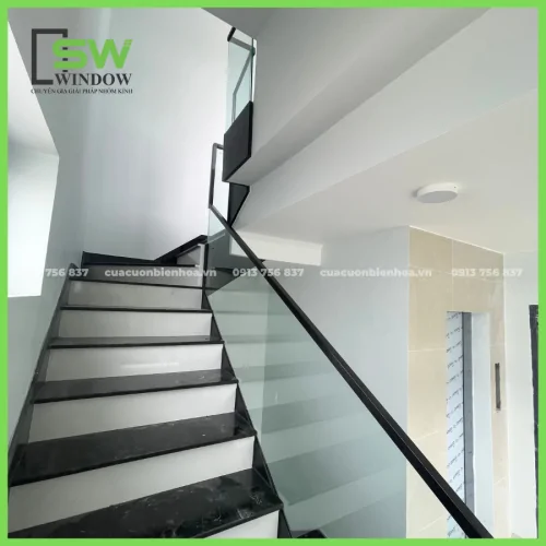 Cầu thang kính tay vịn nhôm – Xu hướng thiết kế hiện đại cho nhà phố 2025