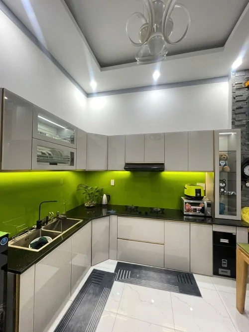 So Sánh Tủ Bếp Cánh Kính và Tủ Bếp Gỗ Công Nghiệp: Nên Chọn Loại Nào Cho Nhà Bạn? (Cập Nhật 2025)